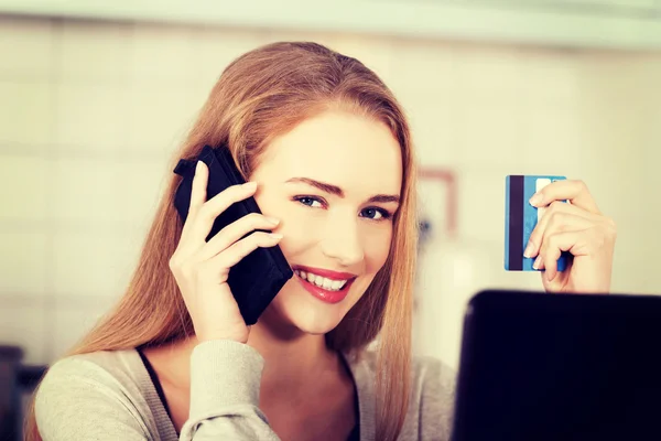 Krásná žena mluví prostřednictvím telefonu — Stock fotografie