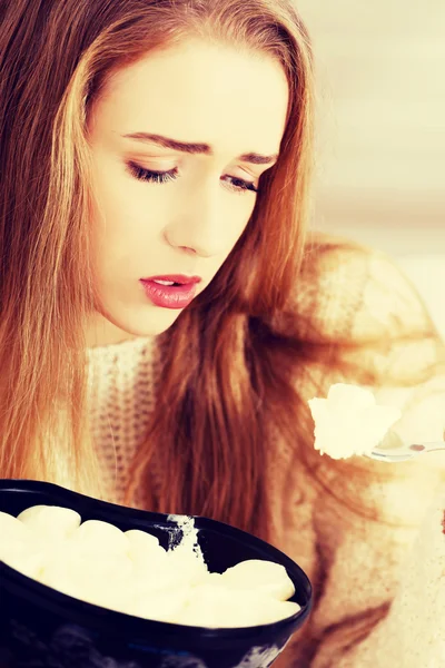 Mulher deprimida comendo grande tigela de sorvetes — Fotografia de Stock