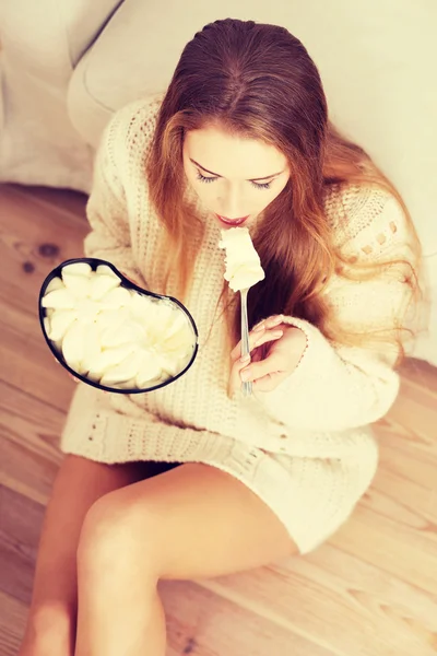 Depressieve vrouw eten grote kom ijsjes — Stockfoto