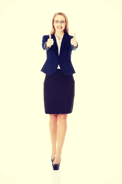 Schöne Geschäftsfrau mit erhobenen Daumen. — Stockfoto