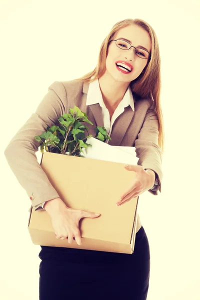 Obchodní žena drží box s kancelářské zboží. — Stock fotografie