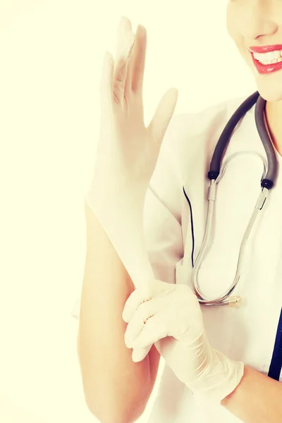 Jeune médecin ou infirmière mettant des gants stériles . — Photo