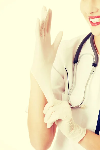 Joven médico o enfermera poniendo guantes estériles . — Foto de Stock