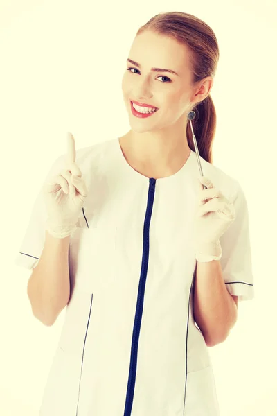 Bella dentista donna con attrezzature . — Foto Stock