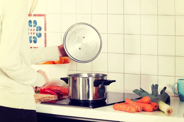 Schöne kaukasische Frau kocht. — Stockfoto