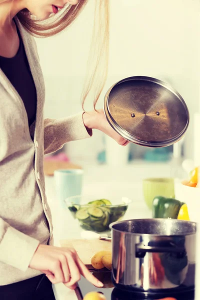 Hermosa mujer caucásica está cocinando . —  Fotos de Stock