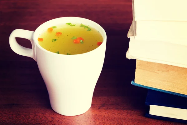 Heiße Gemüsesuppe in einer Tasse. — Stockfoto