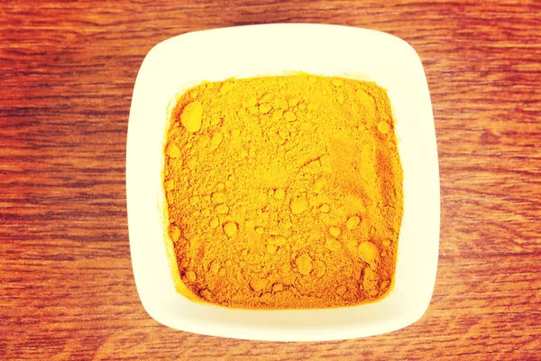 Curcuma, curry, épice jaune-orange dans un bol . — Photo