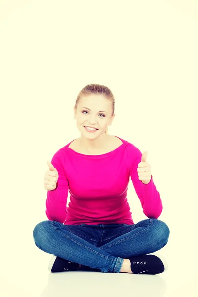 Young casual woman showing ok sign. — Stock Photo, Image