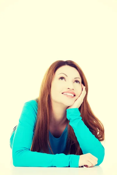 Beautiful woman lying and proping her head. — Stock Photo, Image