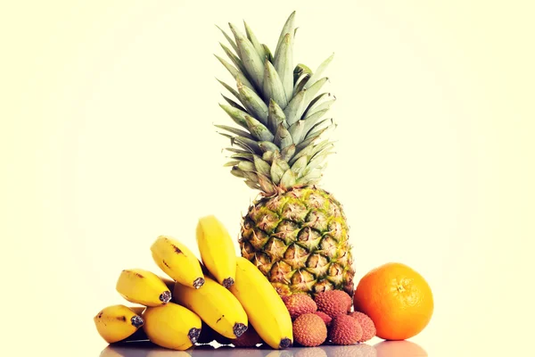 Σύνθεση φρέσκα εξωτικά φρούτα. — Stockfoto