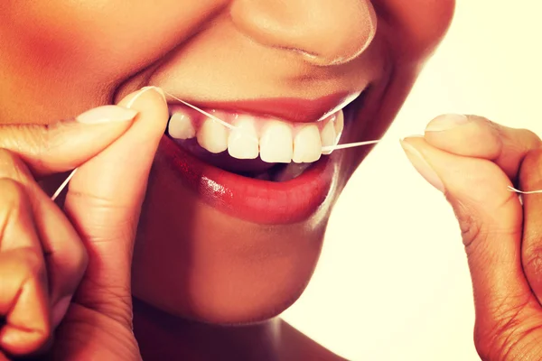 Ung kvinna med tandtråd. — Stockfoto