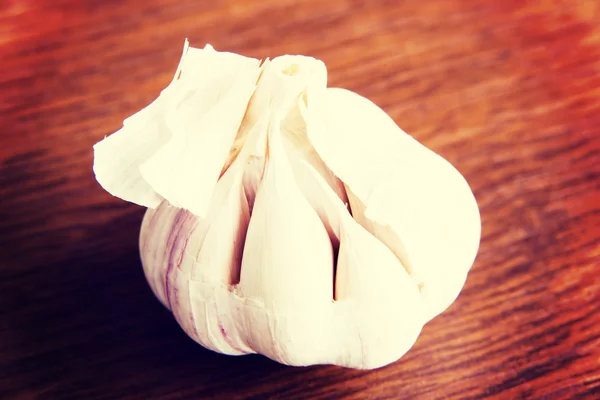 Fresh raw garlic lying on a table. — Stock Photo, Image