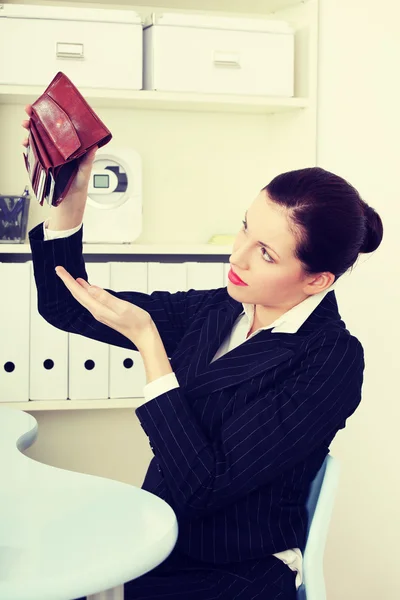 Beautiful business woman with empty wallet. — Stock Photo, Image