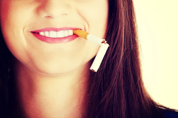 Mujer joven con cigarrillo roto . —  Fotos de Stock