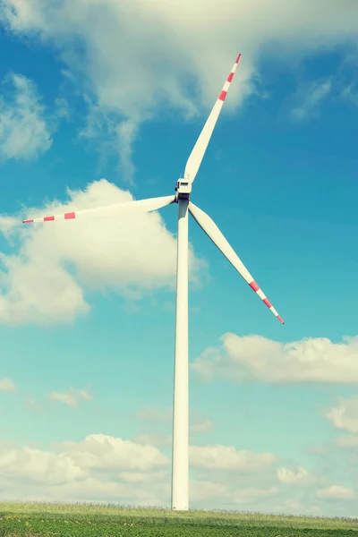 Um gerador de energia eólica . — Fotografia de Stock