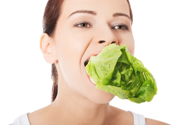 Mujer sonriente comiendo salat — Foto de Stock