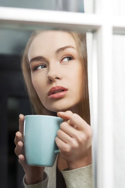 Bella donna caucasica che beve caffè caldo — Foto Stock