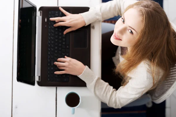 Junge Frau mit Laptop zu Hause — Stockfoto