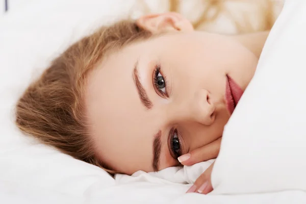 Yatakta uzanan güzel kız — Stok fotoğraf