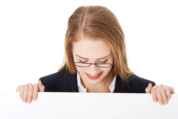 Zakelijke vrouw weergegeven: leeg bord — Stockfoto