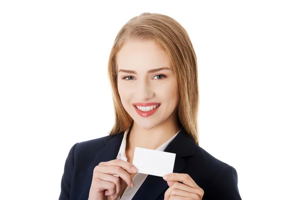 Hermosa mujer de negocios sonriente con tarjeta de visita — Foto de Stock