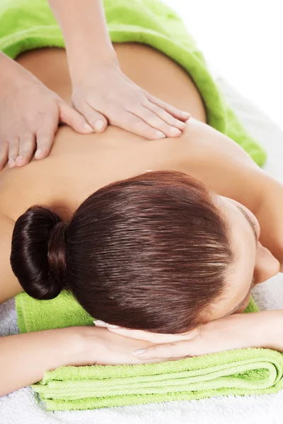 Flicka på en sten terapi, massage med varma stenar — Stockfoto