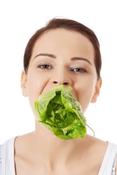 Usmívající se žena jíst salat — Stock fotografie