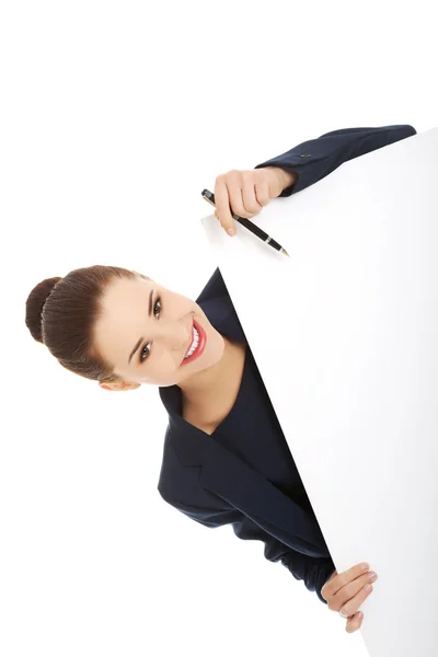 Mulher de negócios mostrando tabuleta em branco — Fotografia de Stock