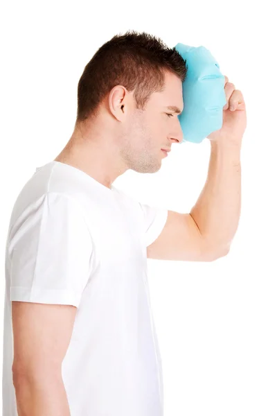 Uomo con borsa di ghiaccio per mal di testa — Foto Stock