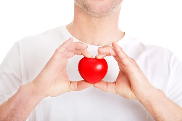 Joven sosteniendo un corazón rojo — Foto de Stock