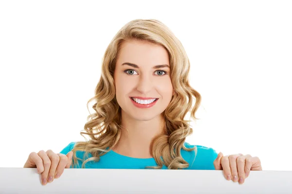 Retrato de mulher feliz com placa em branco — Fotografia de Stock