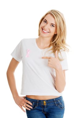 Pembe meme kanseri olan kadın farkındalık kurdelesi.