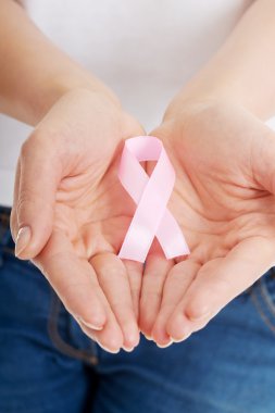 pembe Meme Kanseri Bilinçlendirme şerit tutan eller