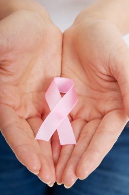 pembe Meme Kanseri Bilinçlendirme şerit tutan eller