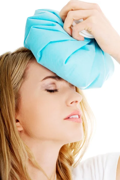 Mujer con bolsa de hielo, con dolor de cabeza . — Foto de Stock