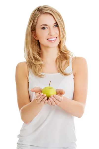 Mujer con una manzana verde — Foto de Stock