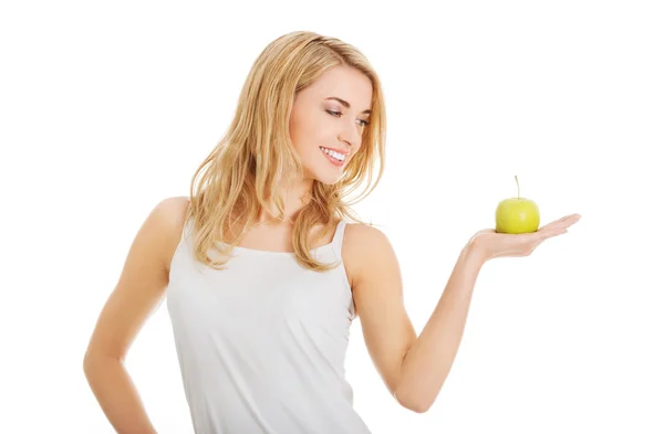 Donna con una mela verde — Foto Stock
