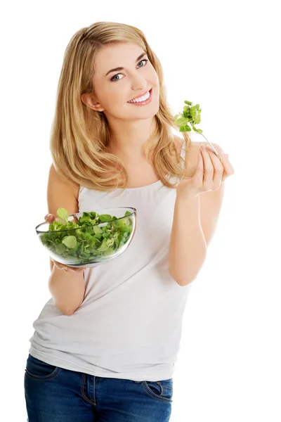 Lächelnde Frau isst Salat — Stockfoto