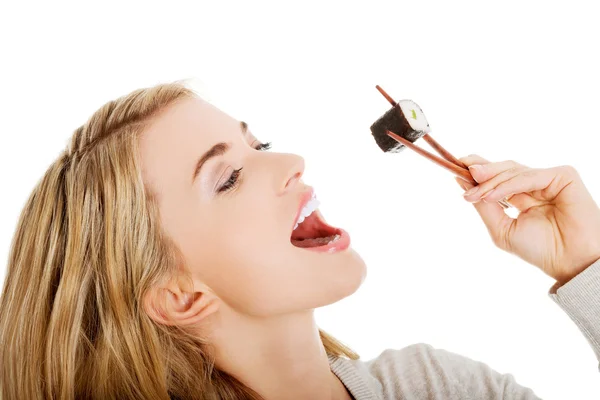 Woman eating sushi — Stock Photo, Image