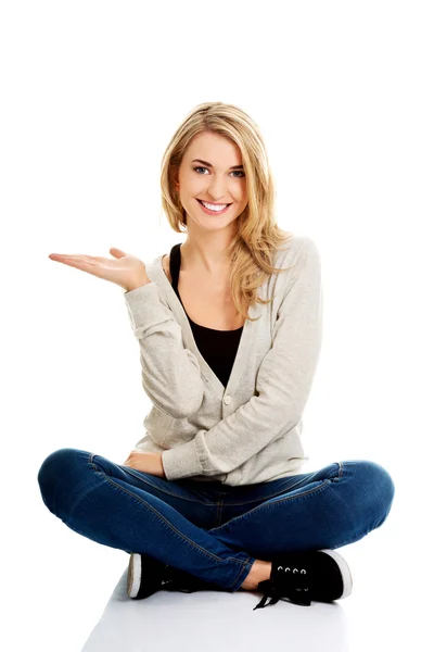 Student woman showing copyspace — Stock Photo, Image