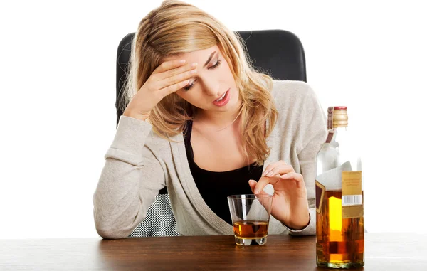 Yound woman in depression, drinking alcohol — Stock Photo, Image