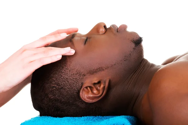 Hombre acostado en una mesa de masaje —  Fotos de Stock