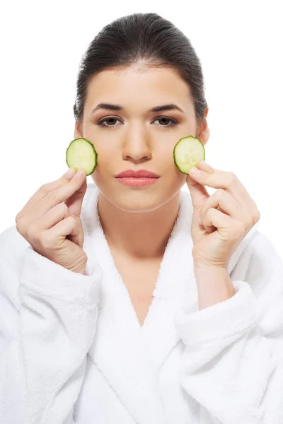 Hermosa mujer recibiendo máscara facial de pepino —  Fotos de Stock