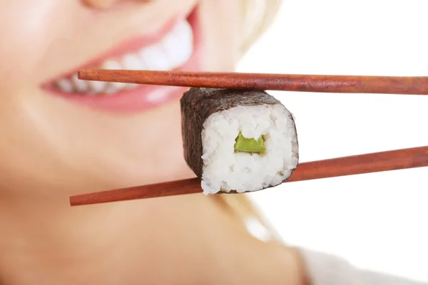 Donna che mangia sushi — Foto Stock