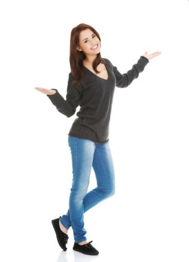 kadın bir şeyler gösteriyor veya copyspase