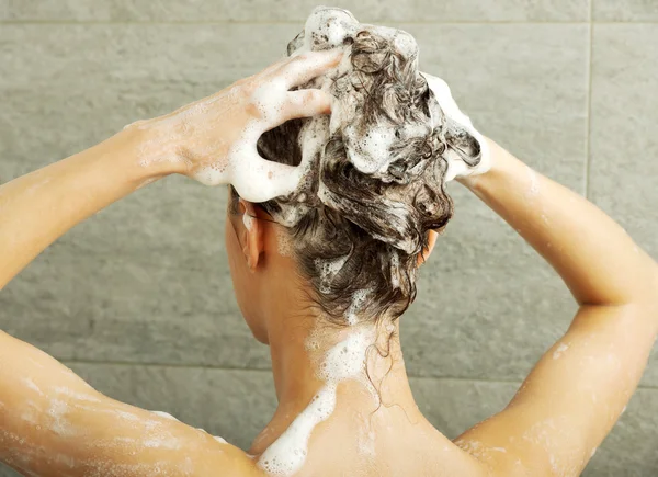 Mujer tomando ducha — Foto de Stock