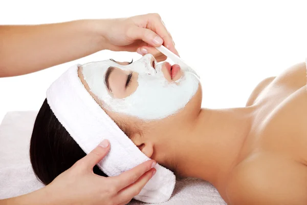 Femme détendue avec un masque facial nourrissant — Photo