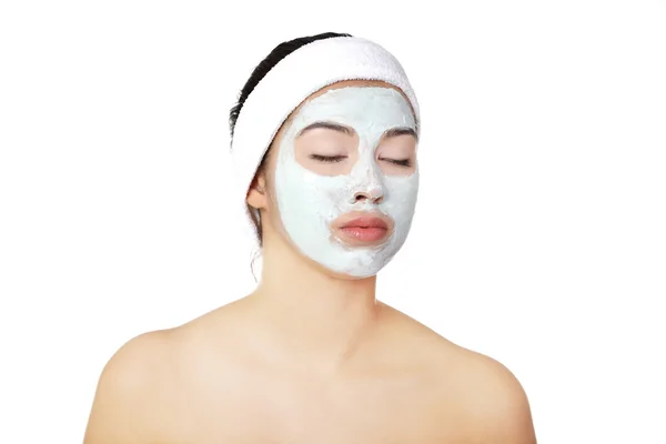 Entspannte Frau mit einer nährenden Gesichtsmaske — Stockfoto