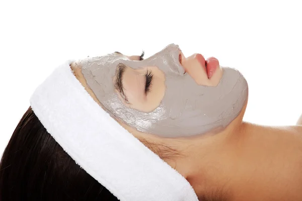 Femme détendue avec un masque facial nourrissant — Photo